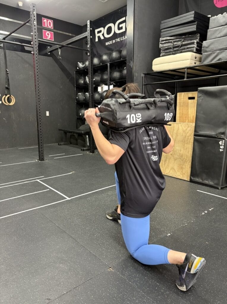 HYROX認定ジムのサンドバックランジ