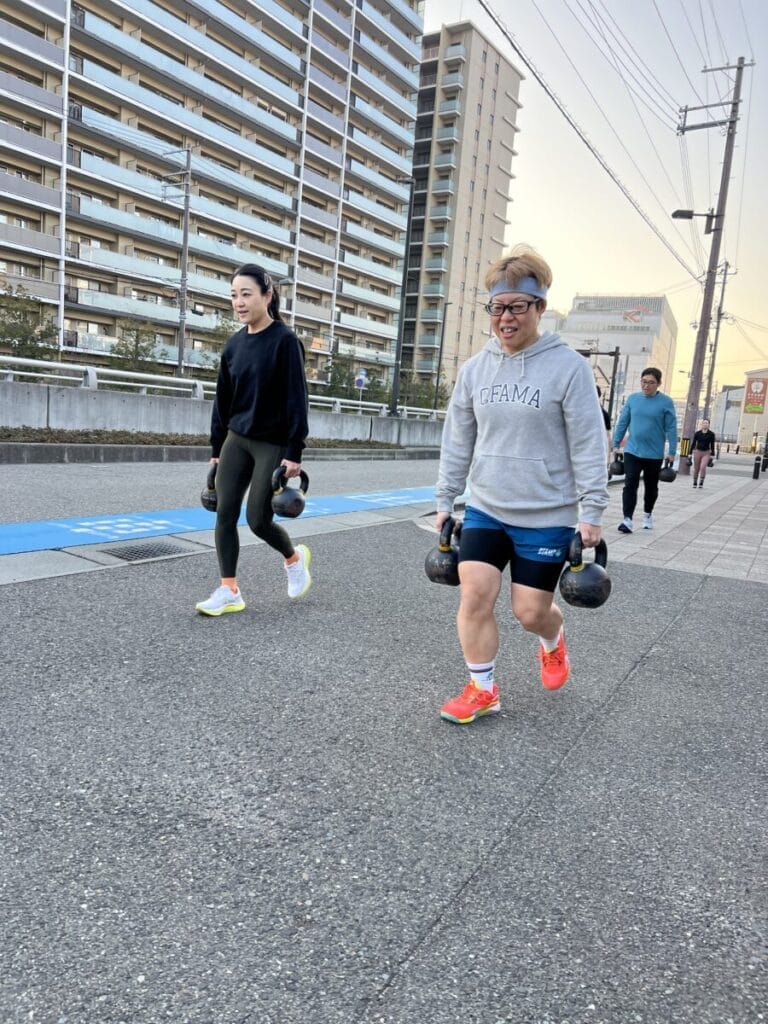 HYROX認定ジムのケトルベルキャリー